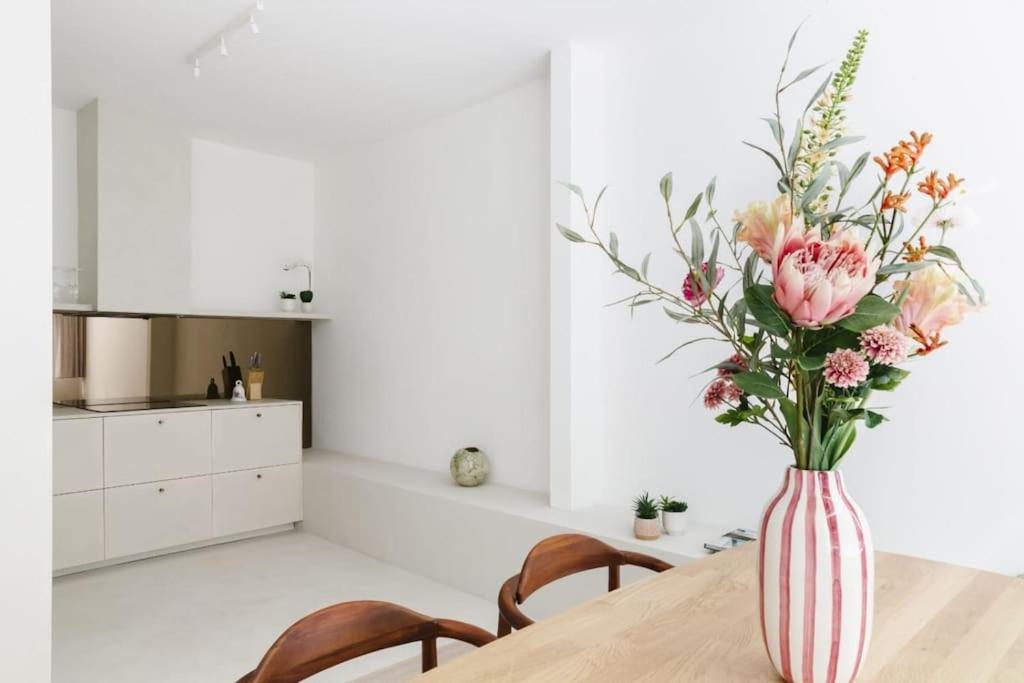 High-end 3bdr @ Center *